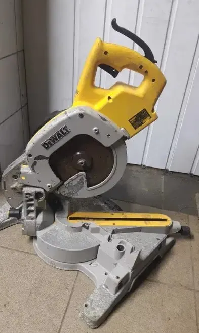 Antyki wyprzedaz kolekcji piła ukośna dewalt dw707 — praca twórcy Agnieszka W. na Freshwall Marketplace