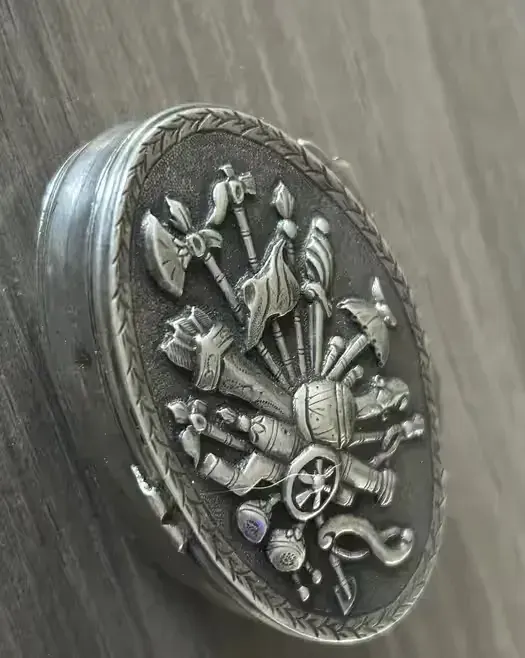 Barokowa srebrna militarna tabakiera. Liegnitz Legnica ok 1750 — praca twórcy Dywan na Freshwall Marketplace