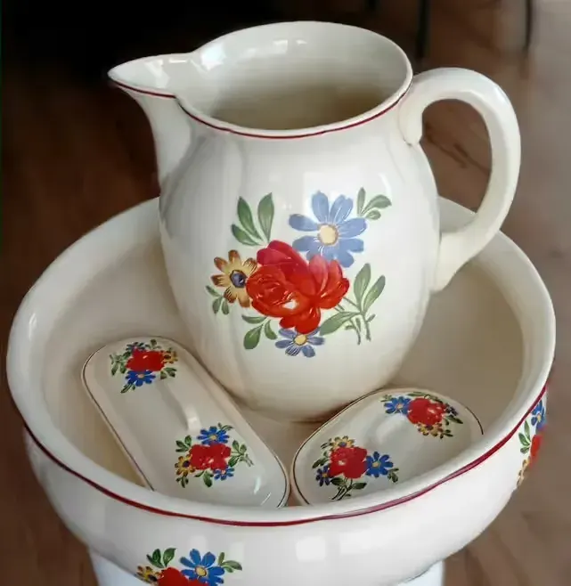 Ceramiczny komplet łazienkowy z dekoracja kwiatową — praca twórcy Andrzej na Freshwall Marketplace