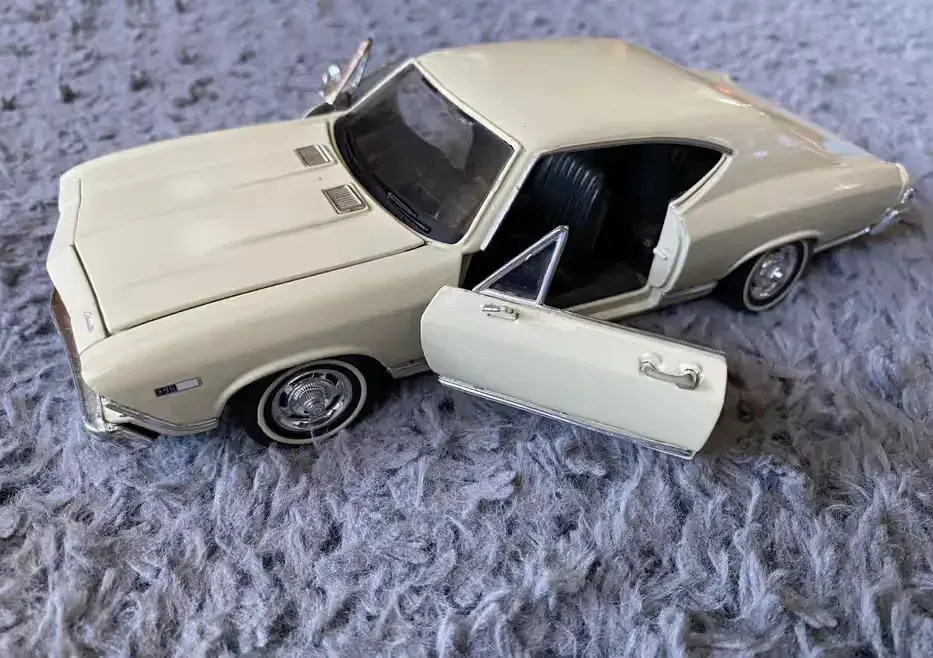 Chevrolet Chevelle SS -396   skala 1/24 - Lamborghini  skala 1/18 — praca twórcy Krystyna na Freshwall Marketplace