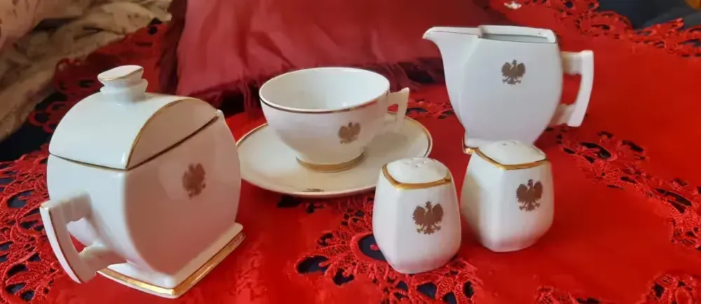 Ćmielów Porcelana zdobiona motywem Godła z Orzełkiem — praca twórcy Joanna na Freshwall Marketplace