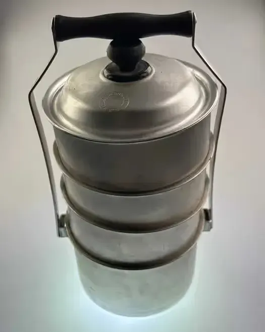 Czworaki PRL  popularnie trojak menażka obiadowa aluminium 1986 r — praca twórcy Antykwariat Filemon na Freshwall Marketplace