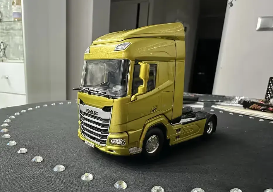 DAF XF WITH SKYLIGHTS 4x2 + BOX Trailer 3 Axle — praca twórcy Mirek na Freshwall Marketplace