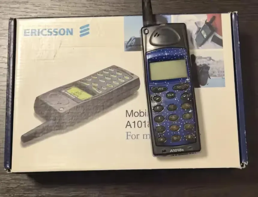 Dla kolekcjonerów stary telefon komórkowy smartfon Sony Ericsson a1018 — praca twórcy Łukasz na Freshwall Marketplace
