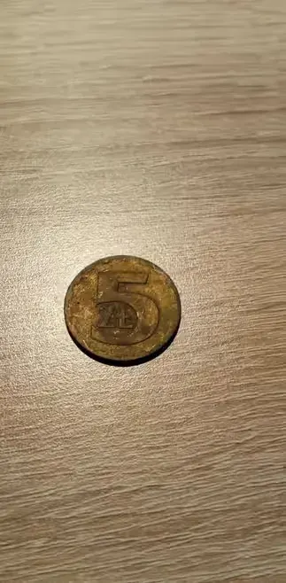 Dwie monety 5 złotych 1976 i 1977 bez znaku mennicy — praca twórcy Jakub na Freshwall Marketplace