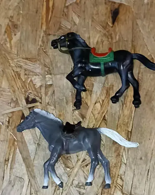 Dwie stare vintage figurki koni — praca twórcy roniweroni1 na Freshwall Marketplace