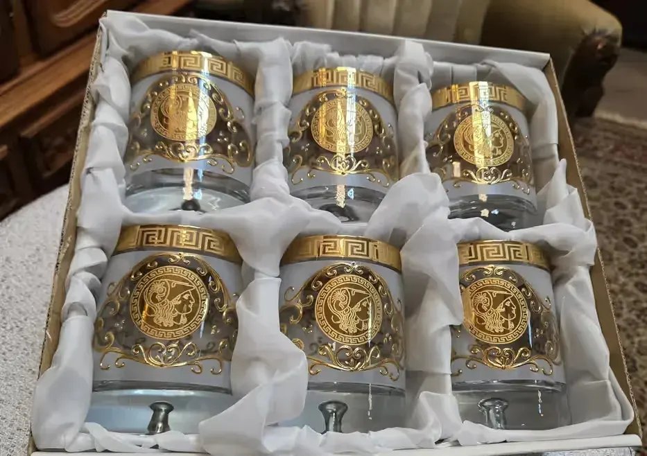 Ekskluzywny Zestaw Szklanek Ekskluzywne Złote Szklanki do Whisky Kalisz — praca twórcy Starocie na Freshwall Marketplace