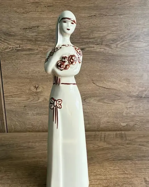 Figurka  dziewczyna z bukietem Eryki trzewik Drost Bogucice porcelana — praca twórcy Julian na Freshwall Marketplace
