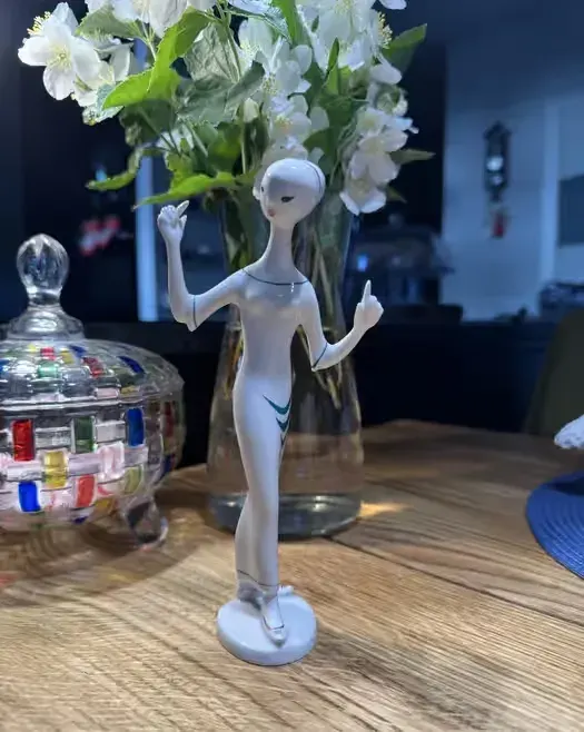 Figurka porcelanowa — praca twórcy Marek na Freshwall Marketplace