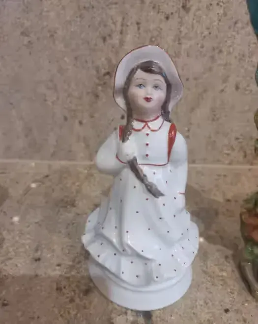 Figurka porcelanowa — praca twórcy nowakandrzej070 na Freshwall Marketplace