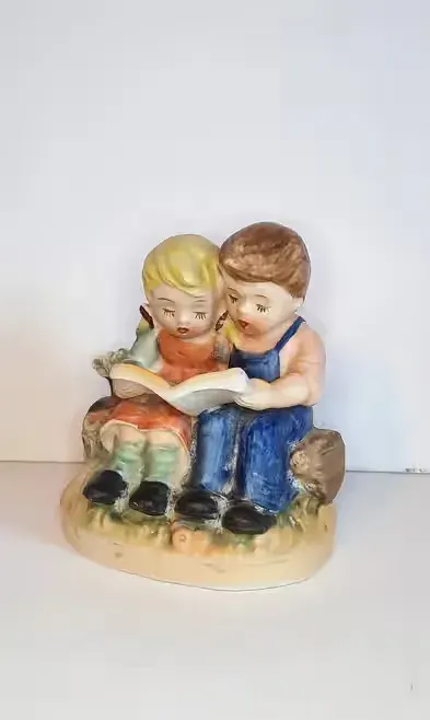 Figurka porcelanowa — praca twórcy Janek na Freshwall Marketplace