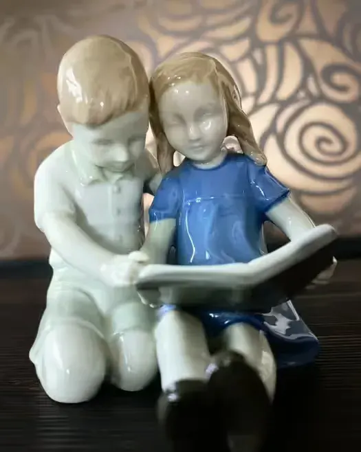 Figurka z porcelany Grafenthal dzieci z książką — praca twórcy Dorota na Freshwall Marketplace