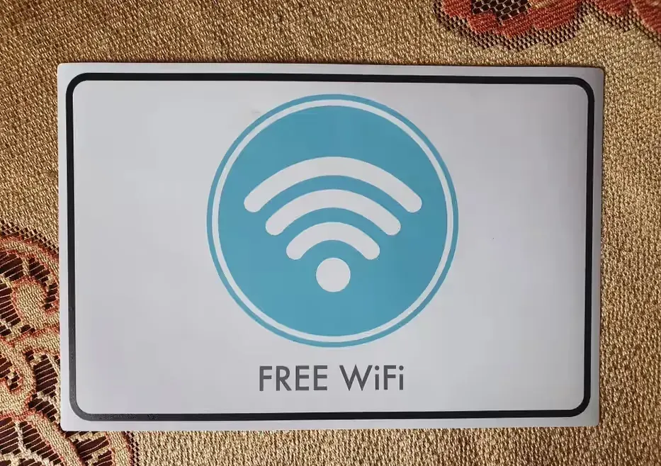 Free wifi wi fi naklejka nalepka 20x30 — praca twórcy Stewa Izabella na Freshwall Marketplace