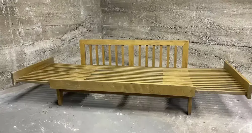 Kanapa rozsuwana drewniana 131/68 cm — praca twórcy Kris na Freshwall Marketplace