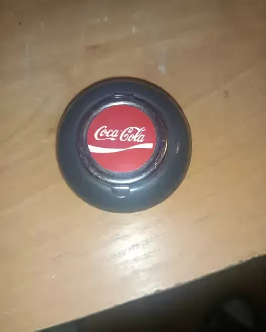 Kieszonkowa popielniczka Coca-Cola — praca twórcy Norbert na Freshwall Marketplace