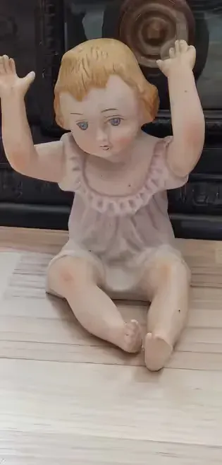 kolekcjonerska figurka Piano Baby na fortepian bez sygnatury porcelana — praca twórcy NIE MA WYSYŁEK OD NAS na Freshwall Marketplace