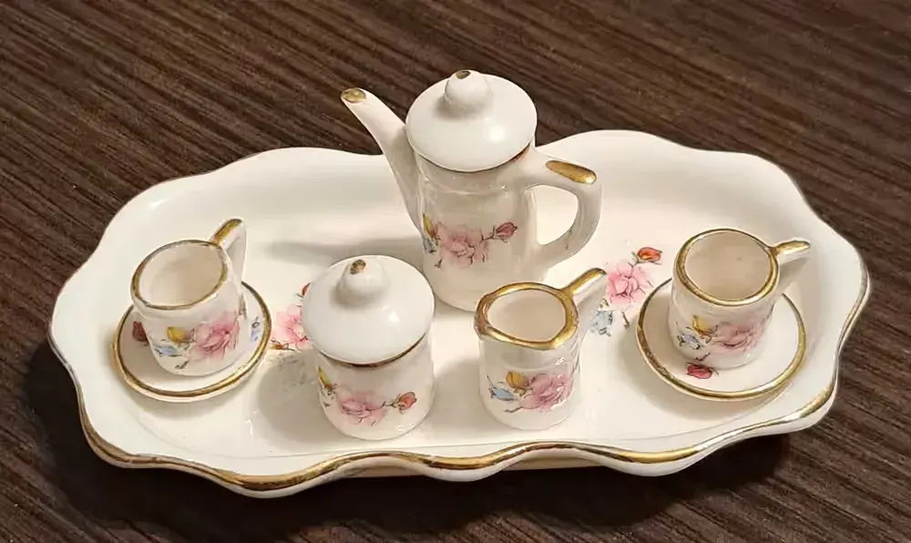 Kolekcjonerski miniaturowy zestaw herbaciany dla lalek Salco  I poł.XX — praca twórcy Danuta na Freshwall Marketplace