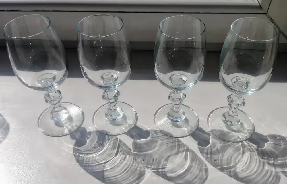 Komplet 4 szt. Kieliszki z Ozdobną Nóżką Kryształowy Efekt | Vintage Retro — praca twórcy Patryk na Freshwall Marketplace