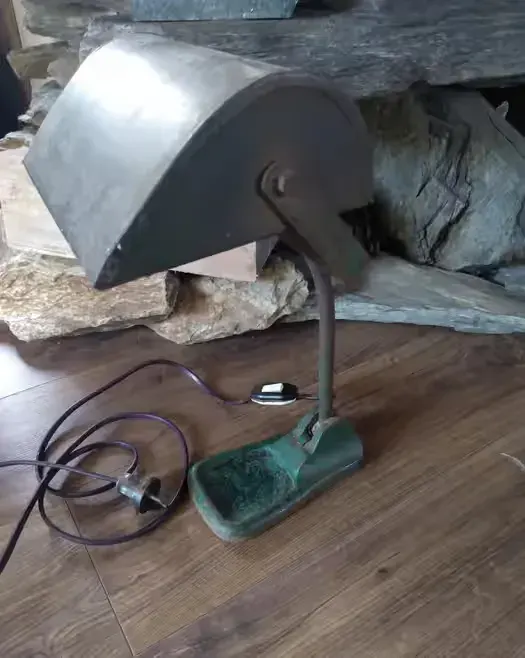 Lampa bankierka /gabinetowa. — praca twórcy Adrian na Freshwall Marketplace