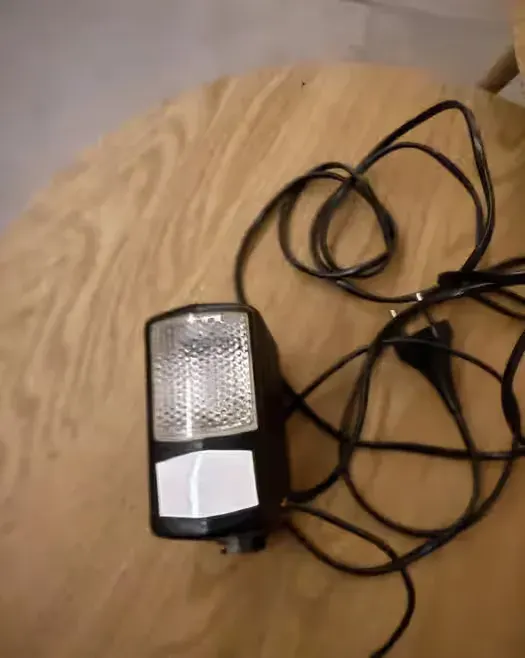 Lampa błyskowa do aparatu analogowego vintage z zasilaczem — praca twórcy Katarzyna na Freshwall Marketplace