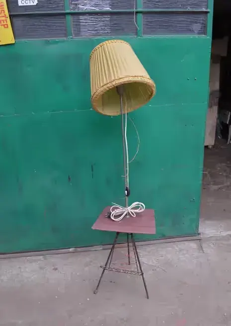 Lampa stojąca podłogowa ze stolikiem gazetnikem prl retro vintage — praca twórcy terenowka 4x4 na Freshwall Marketplace