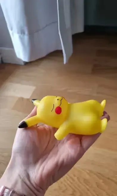Lampka nocna Pikachu mała delikatne światło — praca twórcy Michał na Freshwall Marketplace