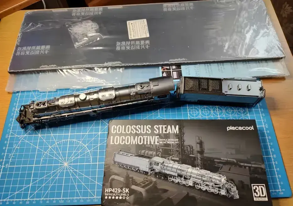 Metalowy model gigant lokomotywy Union Pacific 4000  'Big Boy' z tenderem z setu firmy Piececool 1:100 40cm długości 646 elementów + gablota — praca twórcy Marcin Ignasiak na Freshwall Marketplace