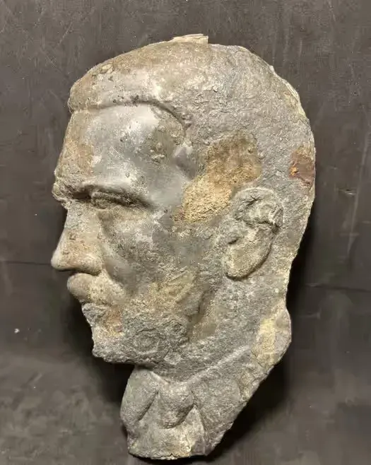 Metalowy portret, płaskorzeźba, wizerunek Hitlera — praca twórcy Szymon na Freshwall Marketplace