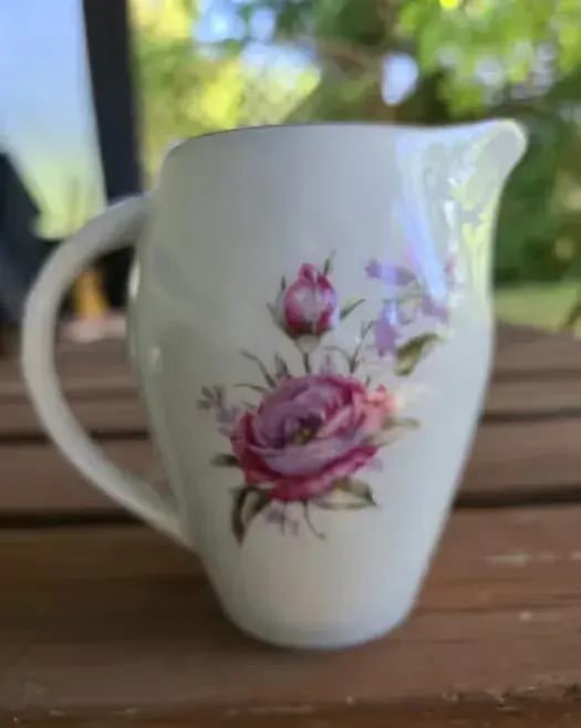 Mlecznik sosjerka porcelana Karolina róże PRL vintage shabby chic — praca twórcy Mati na Freshwall Marketplace