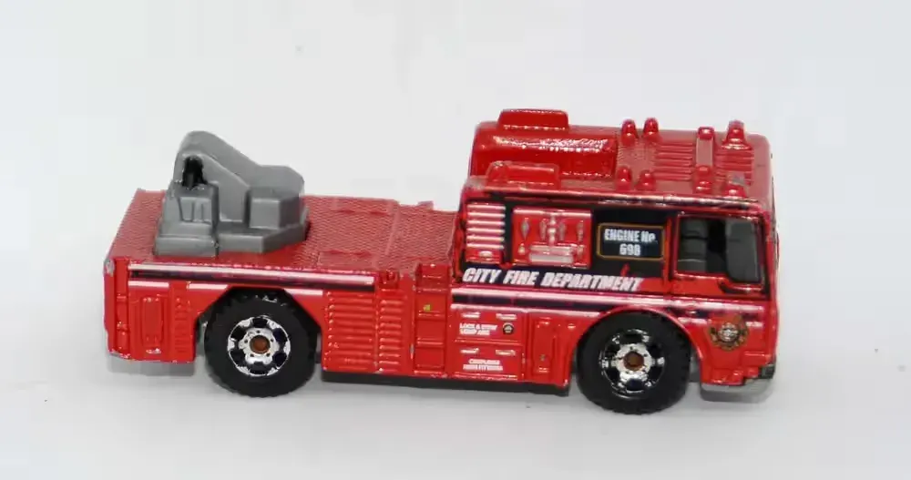 Model Resorak Auto Matchbox z serii Fire Engine MB698 1:64 Mattel 2006 — praca twórcy RIIDII na Freshwall Marketplace