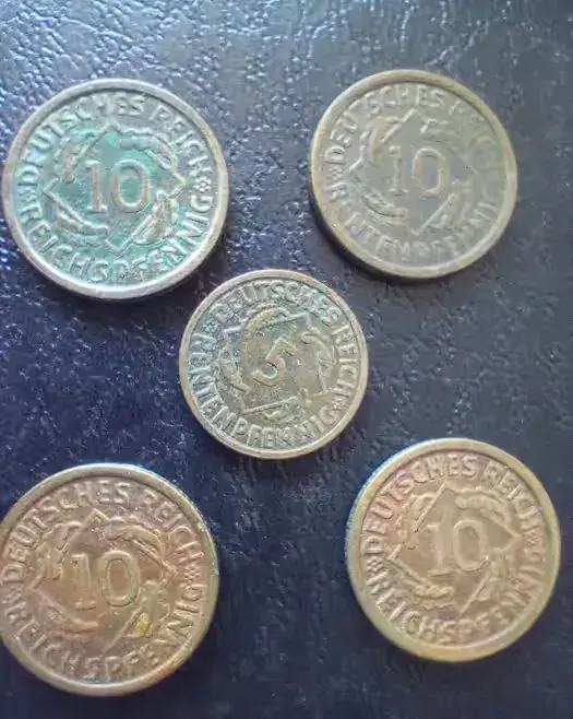 Monety 10 Reichspfennig i jedna 5 Reichspfennig lata 1924-1935 sprzedaje ten komplet. — praca twórcy Sylwester na Freshwall Marketplace