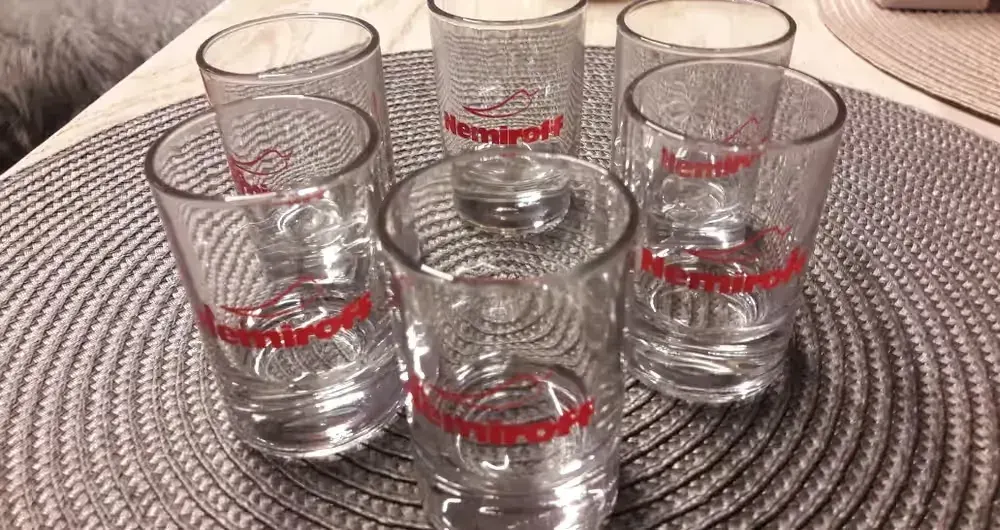 Nemiroff komplet kieliszków do wódki — praca twórcy Asiaa na Freshwall Marketplace