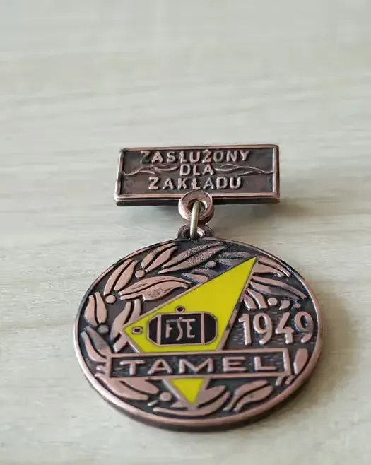 Odznaka.Tarnów. Zasłużony Dla Zakładu Tamal. 1949 rok. — praca twórcy Arek na Freshwall Marketplace