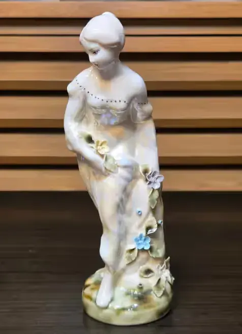 Porcelanowa figurka kobiety z manufaktury Apulum — praca twórcy Filip na Freshwall Marketplace