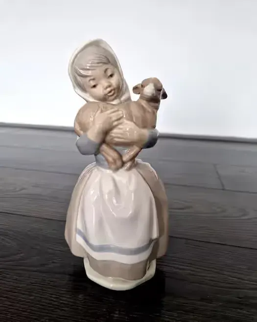Porcelanowa figurka Nao — praca twórcy saab9 na Freshwall Marketplace