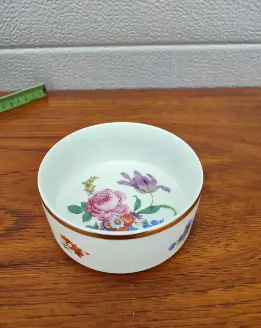 Porcelanowa miseczka - motyw kwiatów - złocenie - design - sygnowana W — praca twórcy skarbywyszukane na Freshwall Marketplace
