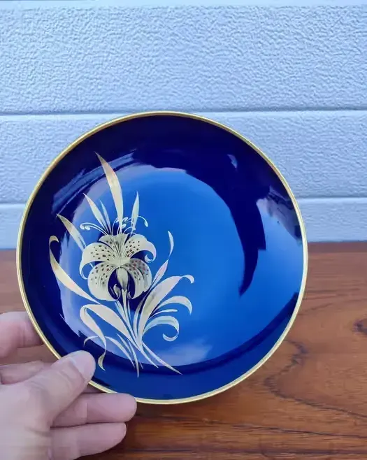 Porcelanowy talerz dekoracyjny - ozdobny - Kaiser - Kobaltowy - V — praca twórcy skarbywyszukane na Freshwall Marketplace