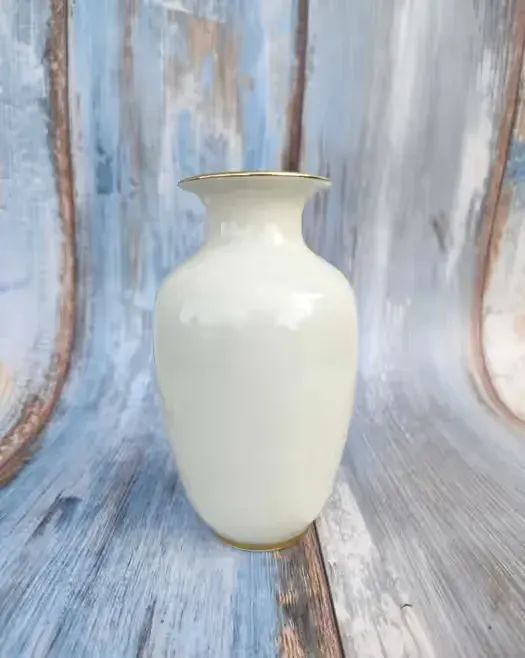 Porcelanowy wazon ecru z  złoceniem  - sygnowany - vintage — praca twórcy skarbywyszukane na Freshwall Marketplace
