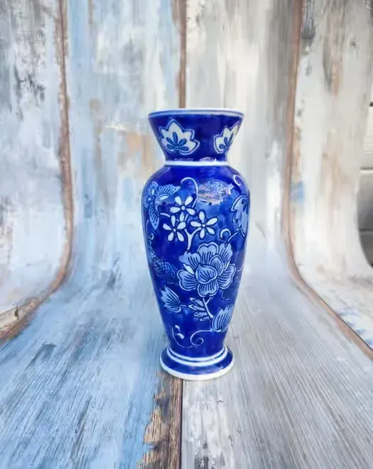 Porcelanowy wazon - motyw kwiatowy - kobaltowe zdobienia - vintage — praca twórcy skarbywyszukane na Freshwall Marketplace