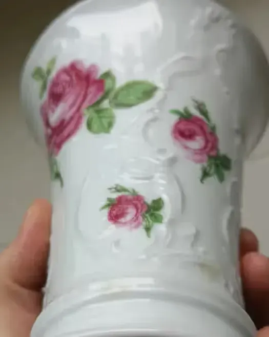 porcelanowy wazon z różą Royal KPM — praca twórcy Ola na Freshwall Marketplace