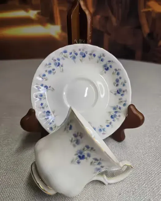 Porcelanowy zestaw śniadaniowy Duo firmy Royal Albert Memory Lane — praca twórcy Marta na Freshwall Marketplace