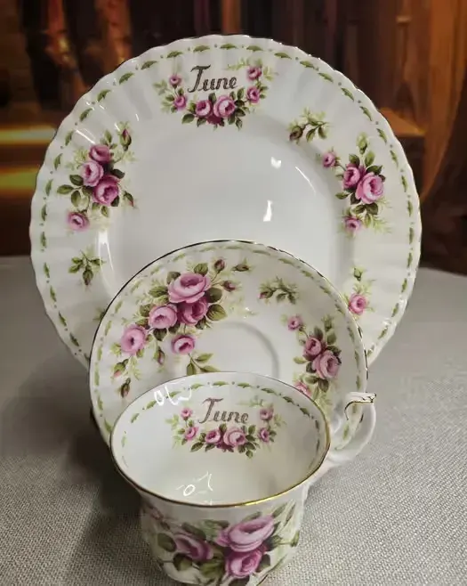 Porcelanowy zestaw śniadaniowy Trio firmy Royal Albert June — praca twórcy Marta na Freshwall Marketplace