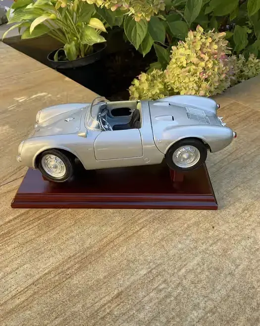 Porche 550A Spyder; skala 1/18 - Maisto — praca twórcy Elżbieta na Freshwall Marketplace