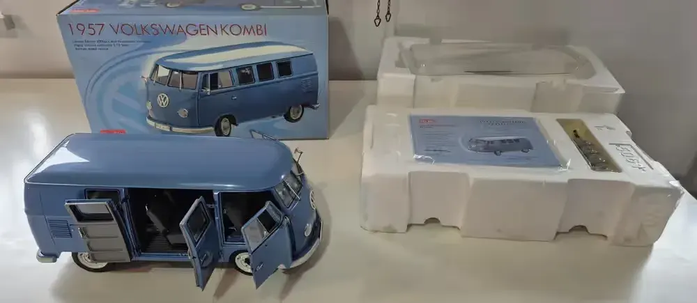 Prl Duży model auta  1:12 volkswagen kombi ogórek T1 rok1957 — praca twórcy Anna na Freshwall Marketplace