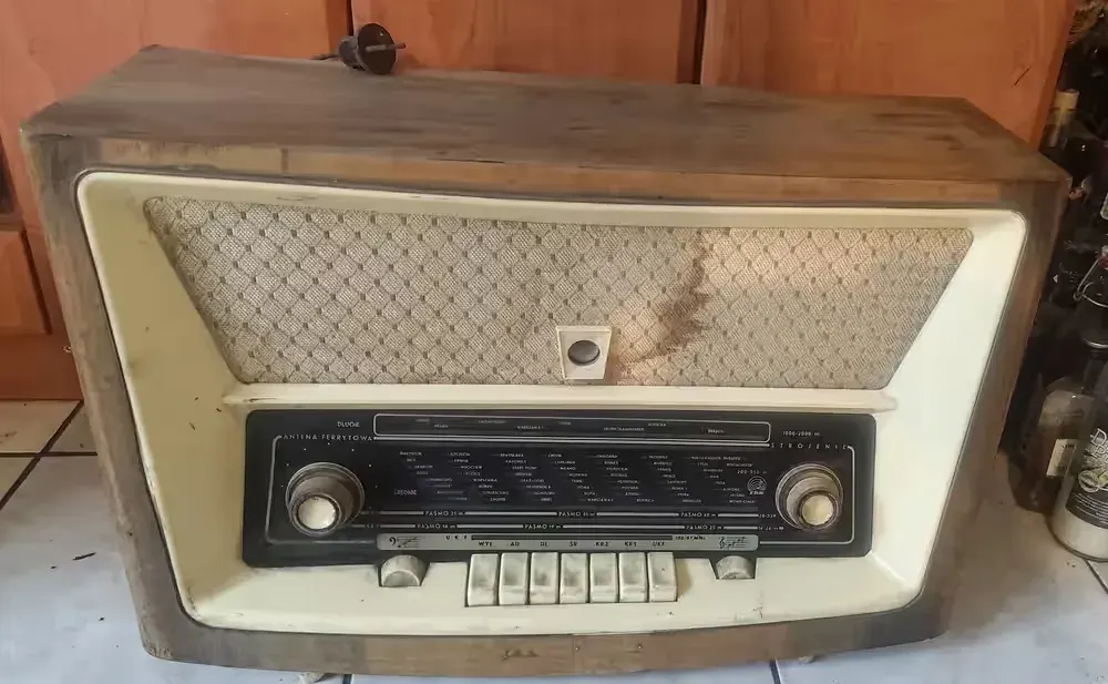 Radio Bolero 3281 lata 50/60 — praca twórcy piotr na Freshwall Marketplace