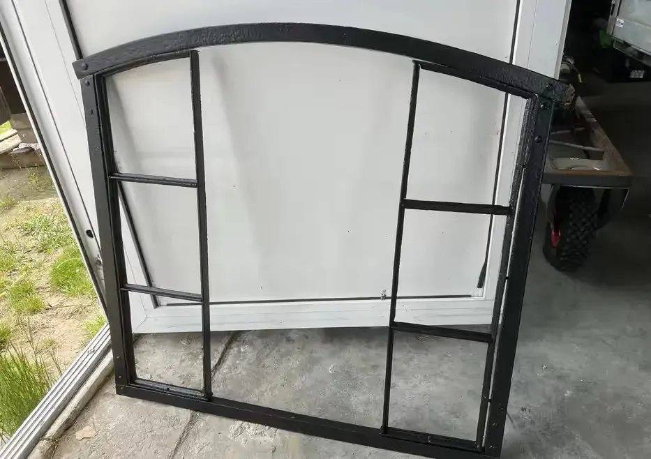 Ramy żeliwne odrestaurowane — praca twórcy Domer na Freshwall Marketplace