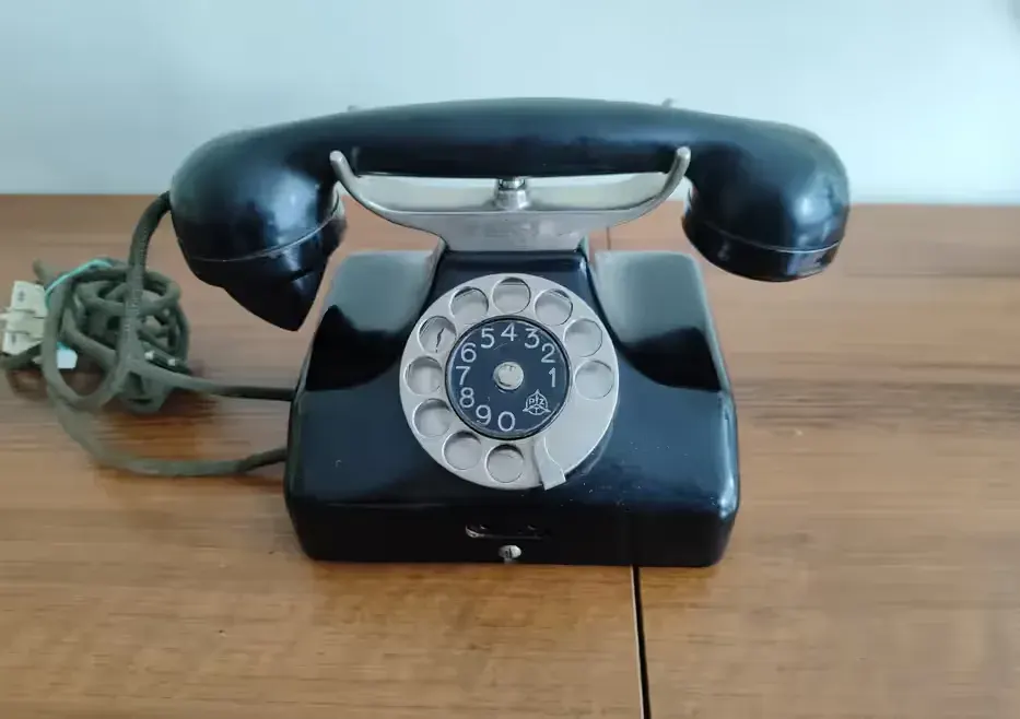 Retro Telefon Stacjonarny Polski — praca twórcy Andrzej na Freshwall Marketplace