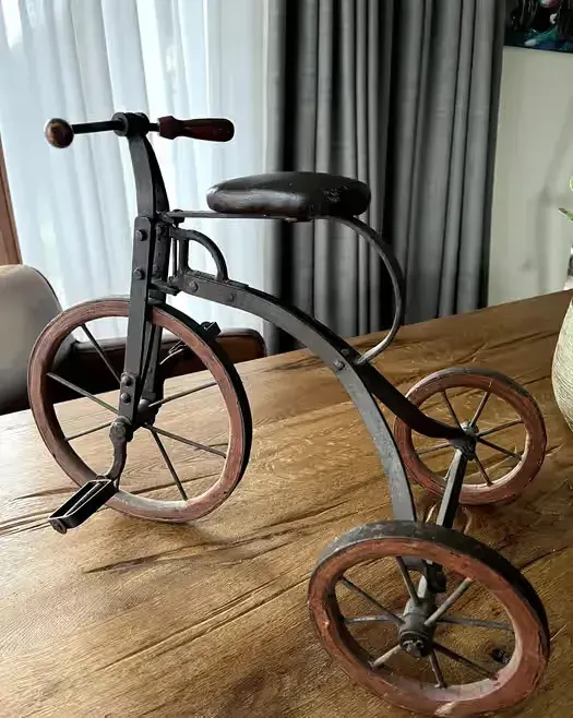 Rower trójkołowy Zabawka Dekoracja Vintage Trójkołowiec — praca twórcy Renata na Freshwall Marketplace