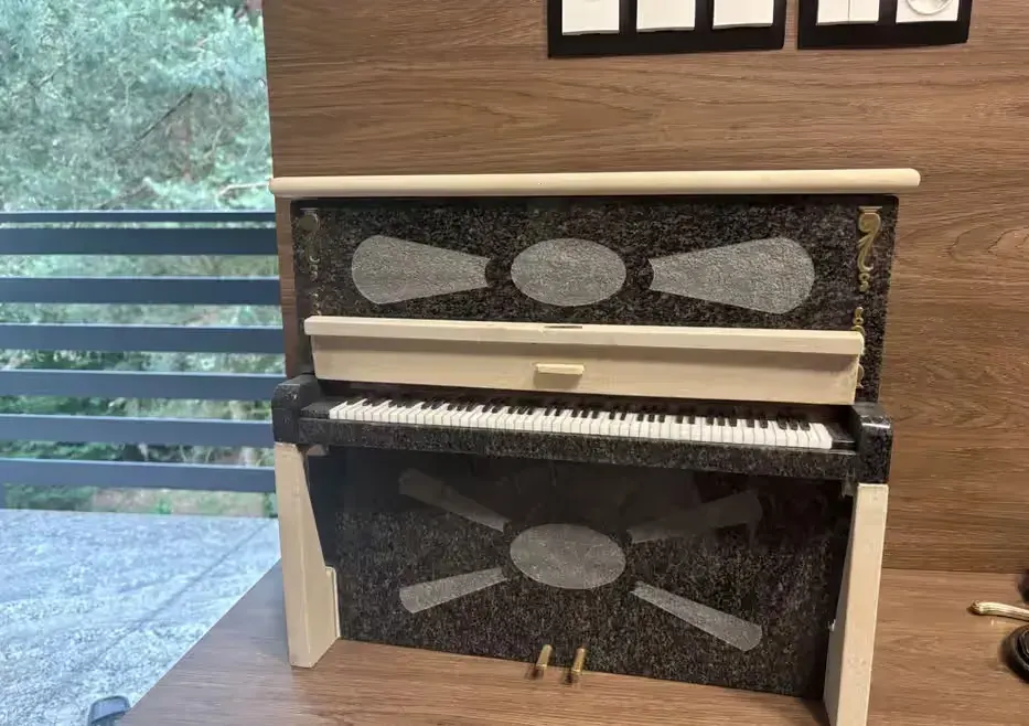 Rzeźba „Kontrapunkt Pianissimo” — praca twórcy MatteoC na Freshwall Marketplace