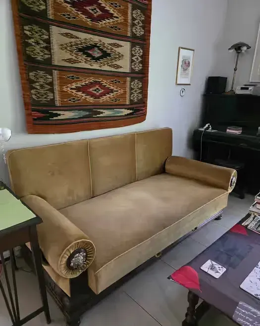 Sofa antyk w złotym kolorze — praca twórcy Tade na Freshwall Marketplace